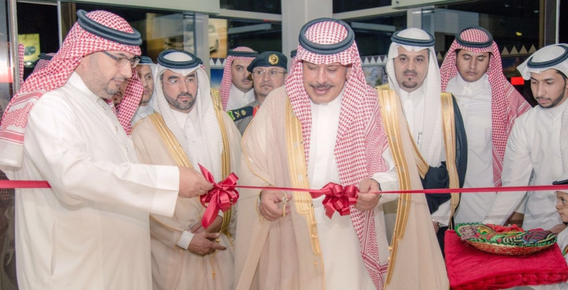 أمير الباحة يفتتح معرض الفنون البصريّة في مطار الملك سعود (2)