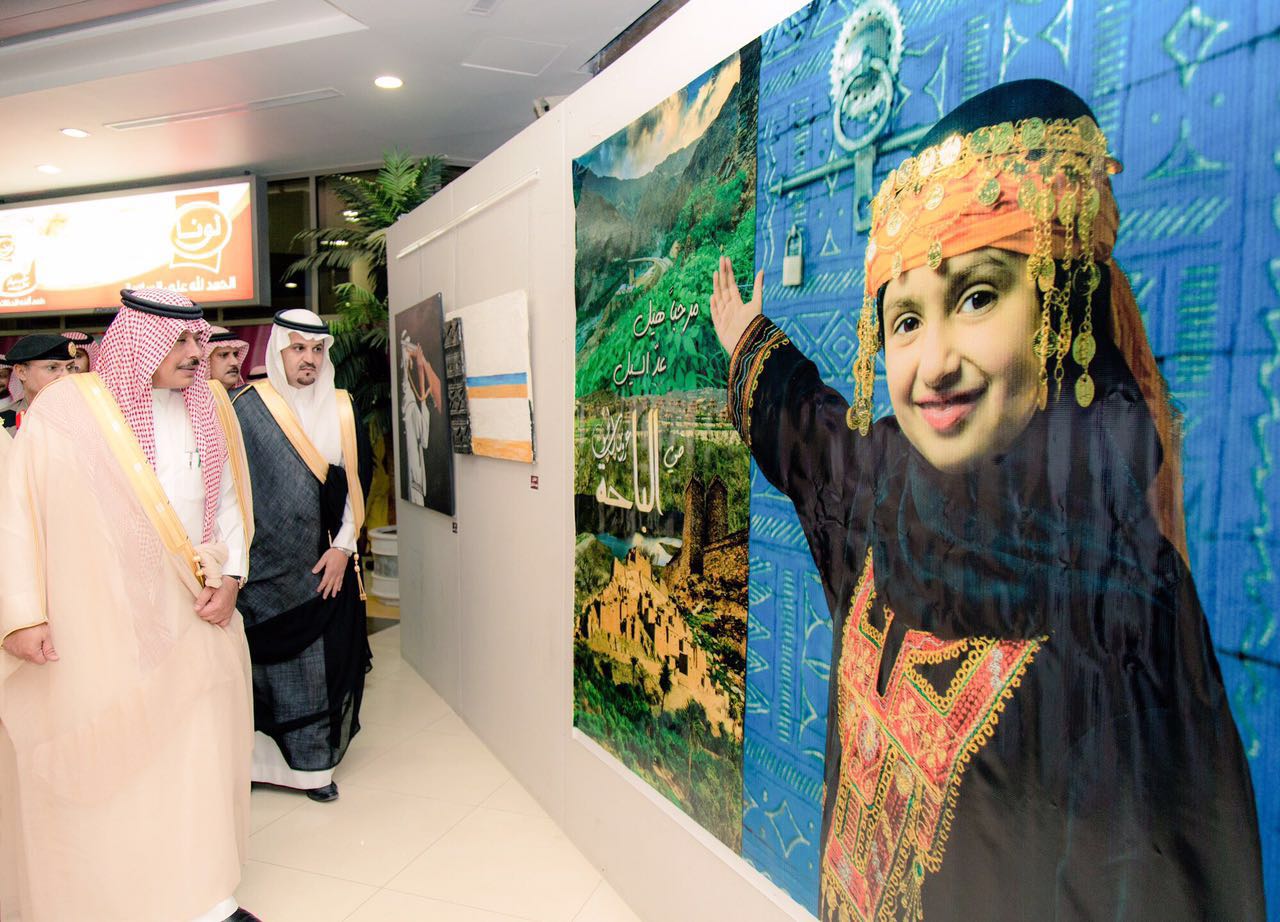 أمير الباحة يفتتح معرض الفنون البصريّة في مطار الملك سعود