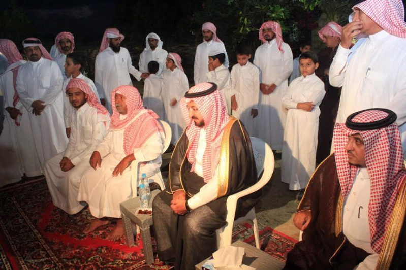 أمير الباحة يقدم التعازي للذوي الشهيد