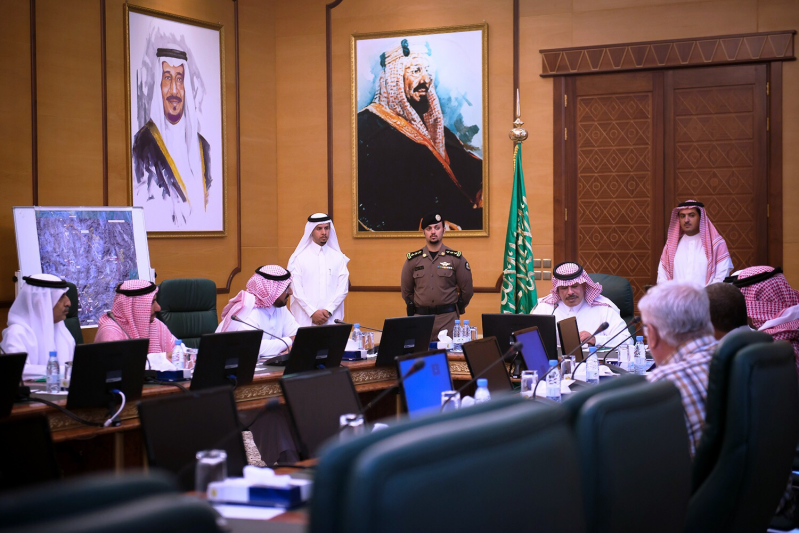 أمير الباحة يوجه بإلزام الشركات المنفذة لطرق الباحة بتوفير الإمكانات البشرية والفنية والمعدات 3