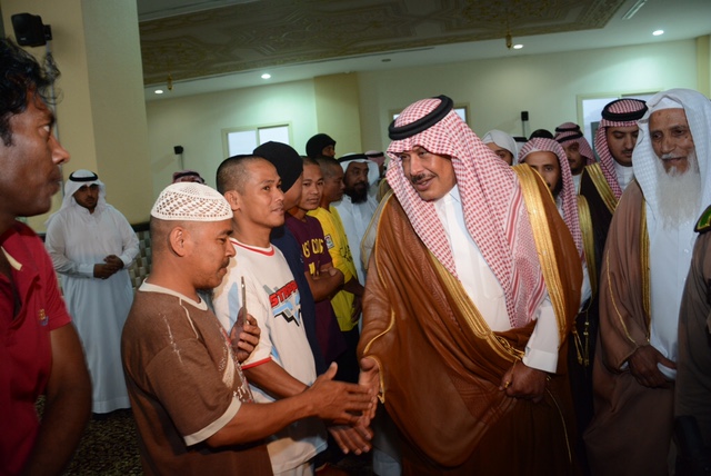 أمير الباحة يُشارك الأيتام وحديثي الإسلام الصائمين إفطارهم