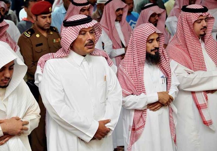 أمير الباحة يُشارك الأيتام وحديثي الإسلام الصائمين إفطارهم (9)
