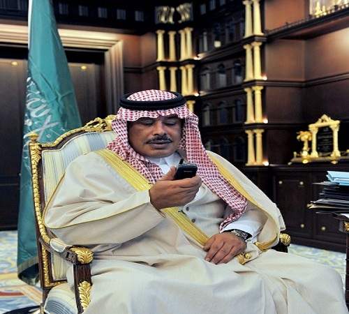بالصور .. أمير الباحة يجري اتصالاً لاسلكياً بأعضاء هيئة الأمر بالمعروف في الميدان