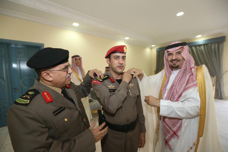 أمير الجوف يُقلد قائد موكبه ومدير أمن الإمارة رتبة عقيد