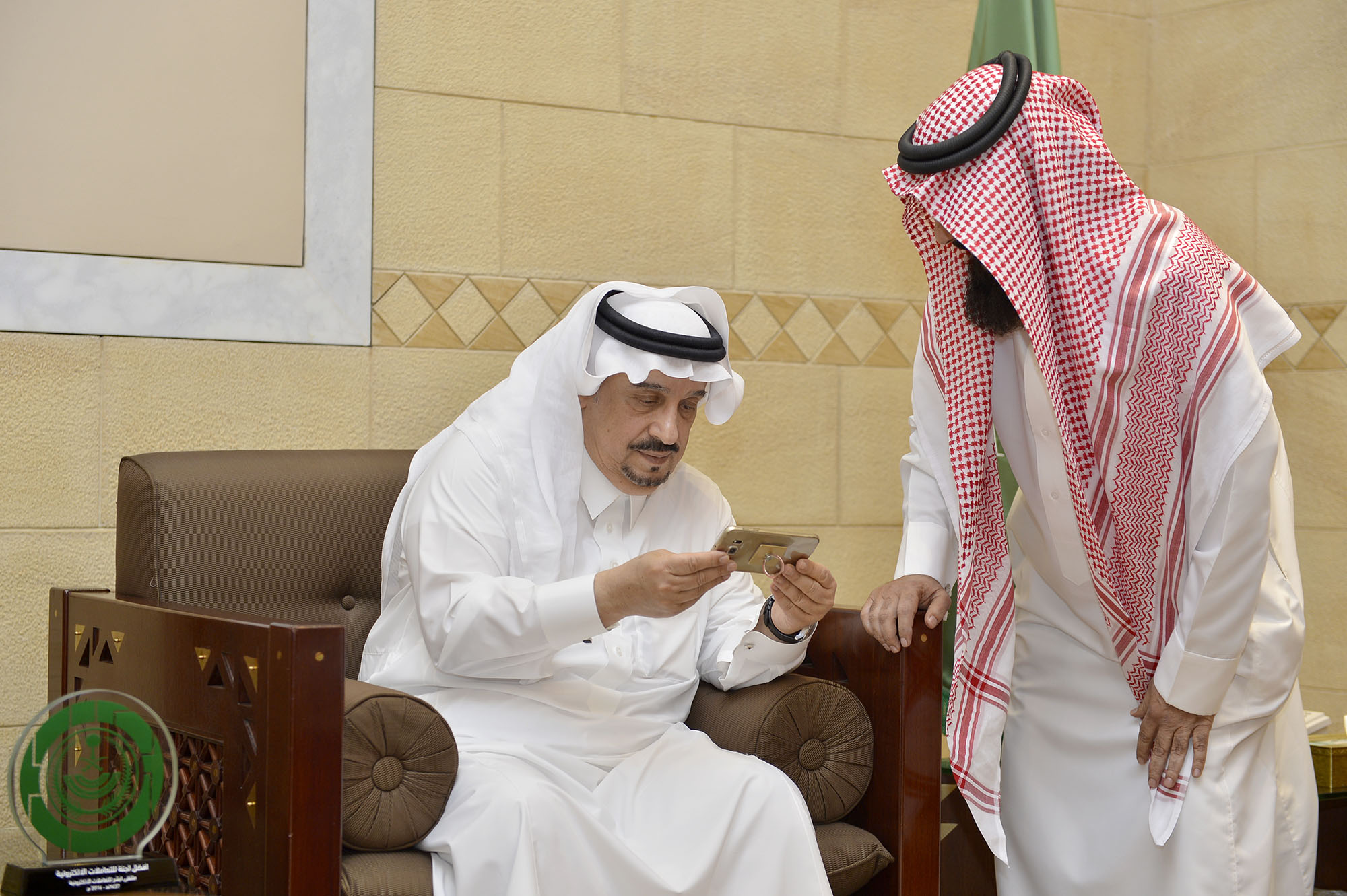 أمير الرياض يهنئ مسؤولي الإمارة بجائزة أفضل لجنة تعاملات إلكترونية