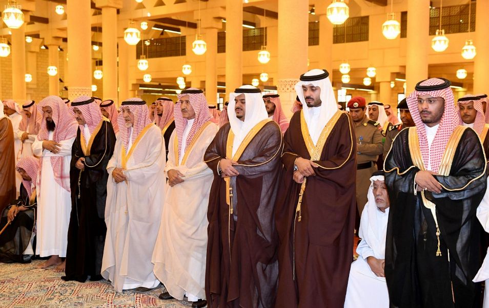 بالصور.. أمير الرياض بالنيابة يؤدي صلاة الميت على الأمير سلمان بن سعد