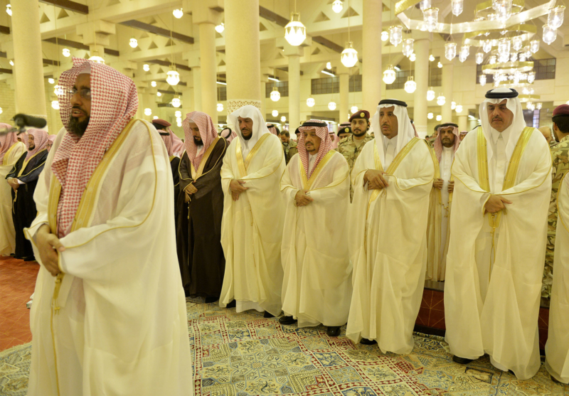 أمير الرياض يؤدي صلاة العيد ويستقبل المهنئين  ‫(1)‬