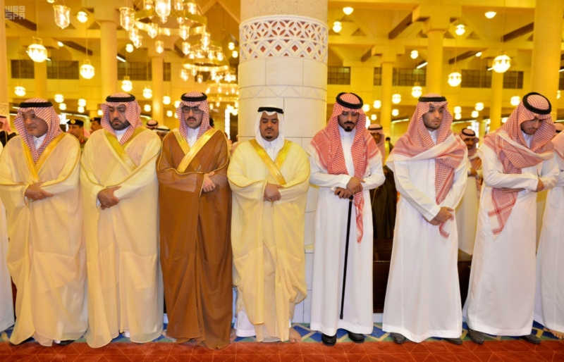 أمير الرياض يؤدي صلاة الميت على الأمير سلمان بن فواز