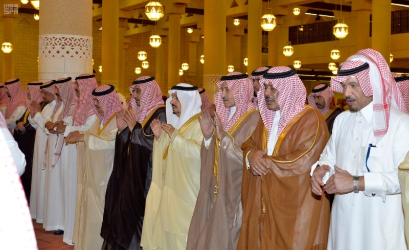 أمير الرياض يؤدي صلاة الميت على الأمير سلمان بن فواز1