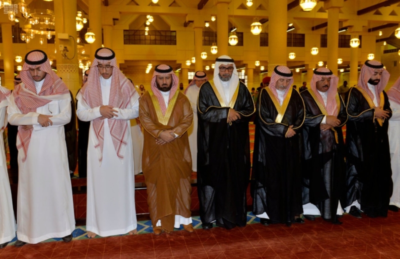 أمير الرياض يؤدي صلاة الميت على الأمير سلمان بن فواز2