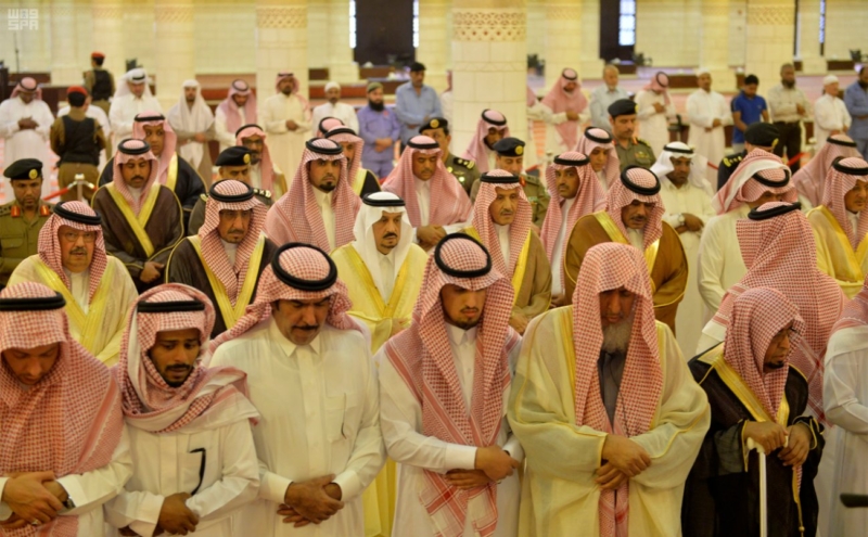 أمير الرياض يؤدي صلاة الميت على الأمير سلمان بن فواز3