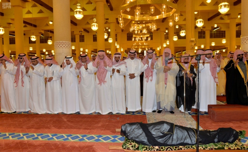 أمير الرياض يؤدي صلاة الميت على الأمير سلمان بن فواز4