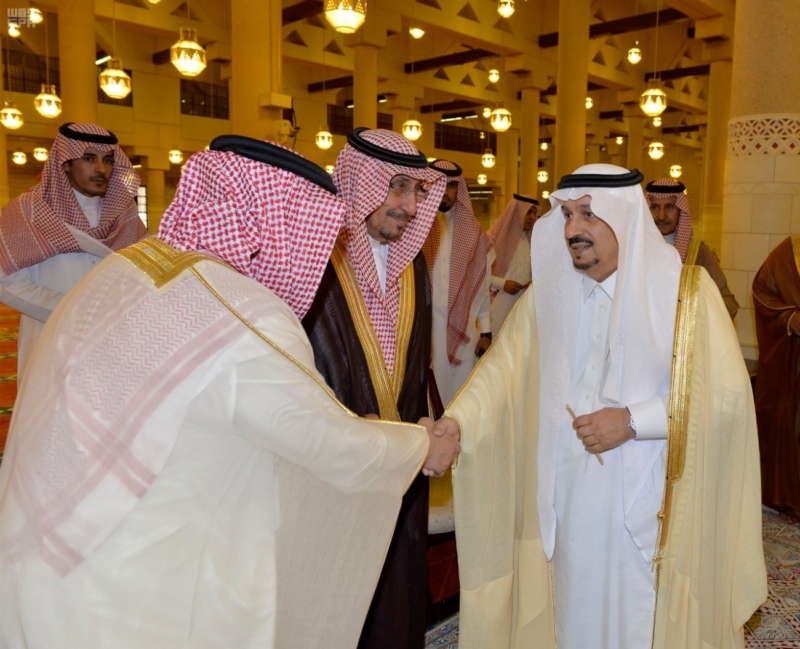 أمير الرياض يؤدي صلاة الميت على الأمير سلمان بن فواز5