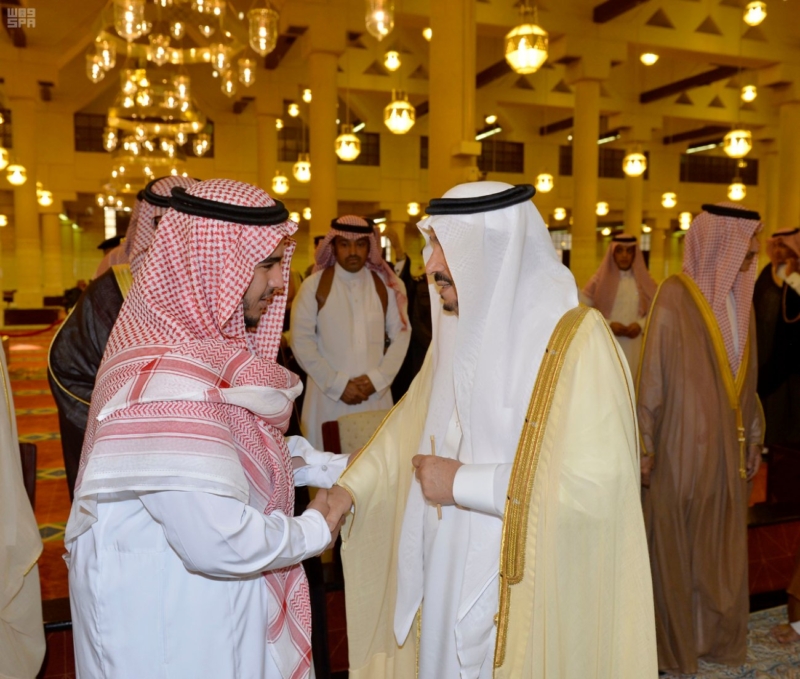 أمير الرياض يؤدي صلاة الميت على الأمير سلمان بن فواز6