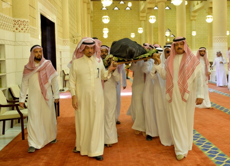 أمير الرياض يؤدي صلاة الميت على الأمير سلمان بن فواز7