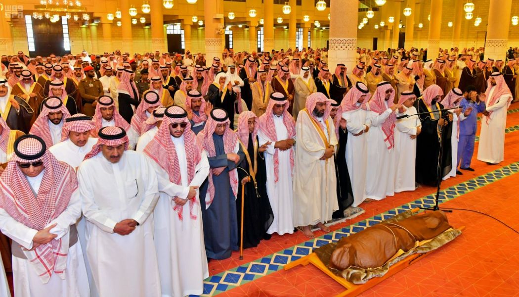أمير الرياض يتقدم المصلين على الأمير عبدالعزيز بن بندر بن محمد بن عبدالعزيز