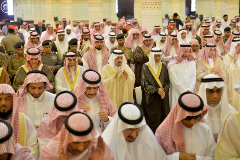 أمير الرياض يؤدي صلاة الميت على الأمير عبدالله  ‫(1)‬