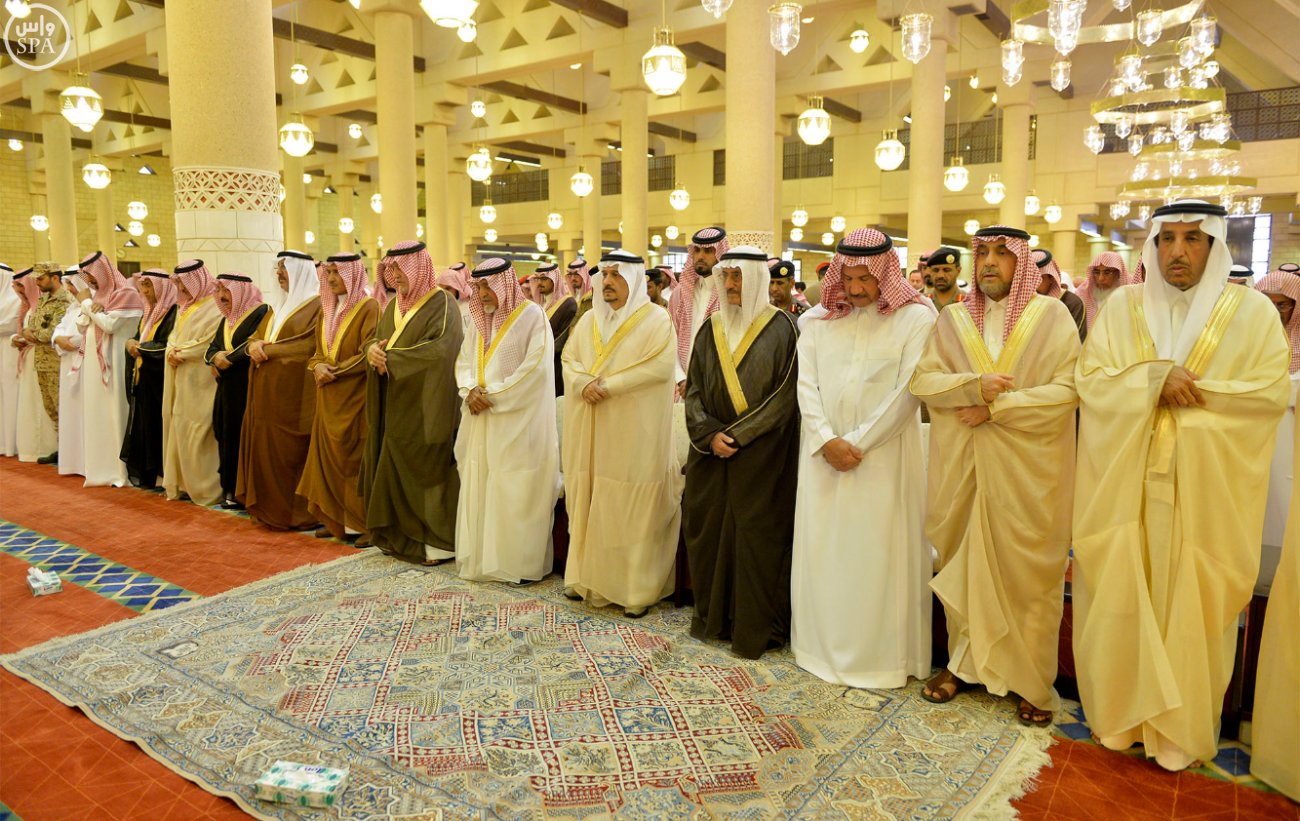 أمير الرياض يؤدي صلاة الميت على الأمير عبدالله بن فهد الفيصل