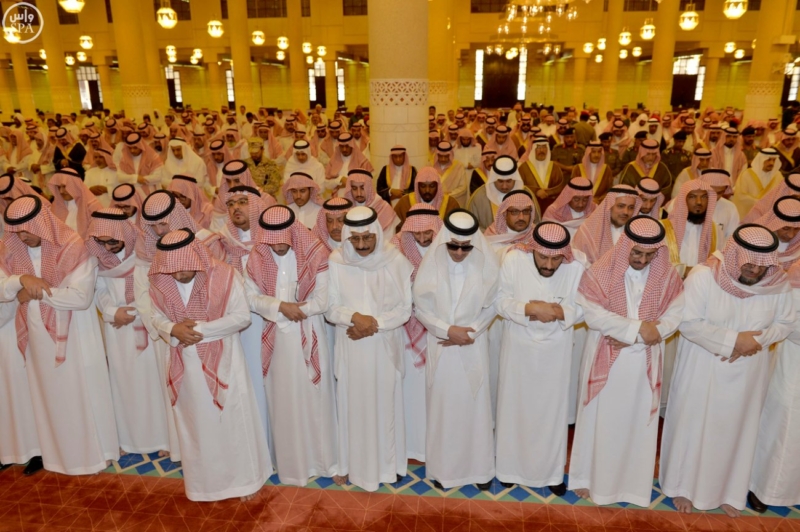 أمير الرياض يؤدي صلاة الميت على الأمير عبدالله  ‫(271186079)‬ ‫‬
