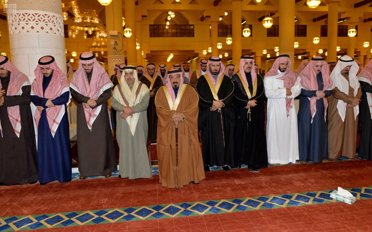 أمير الرياض يؤدي صلاة الميت على الأمير منصور بن فهد بن جلوي