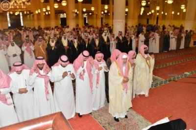 أمير الرياض يؤدي صلاة الميت على الاميرة سما بنت سعود1