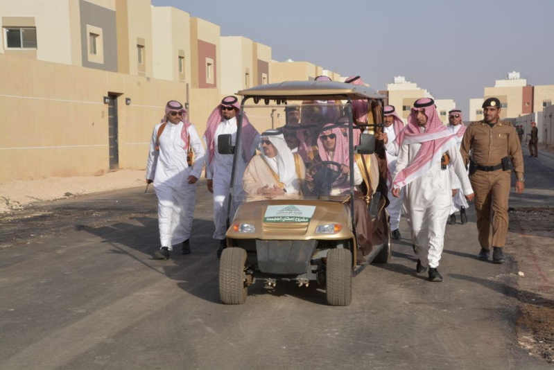 أمير الرياض يتفقد سير العمل بمشروع إسكان المجمعة