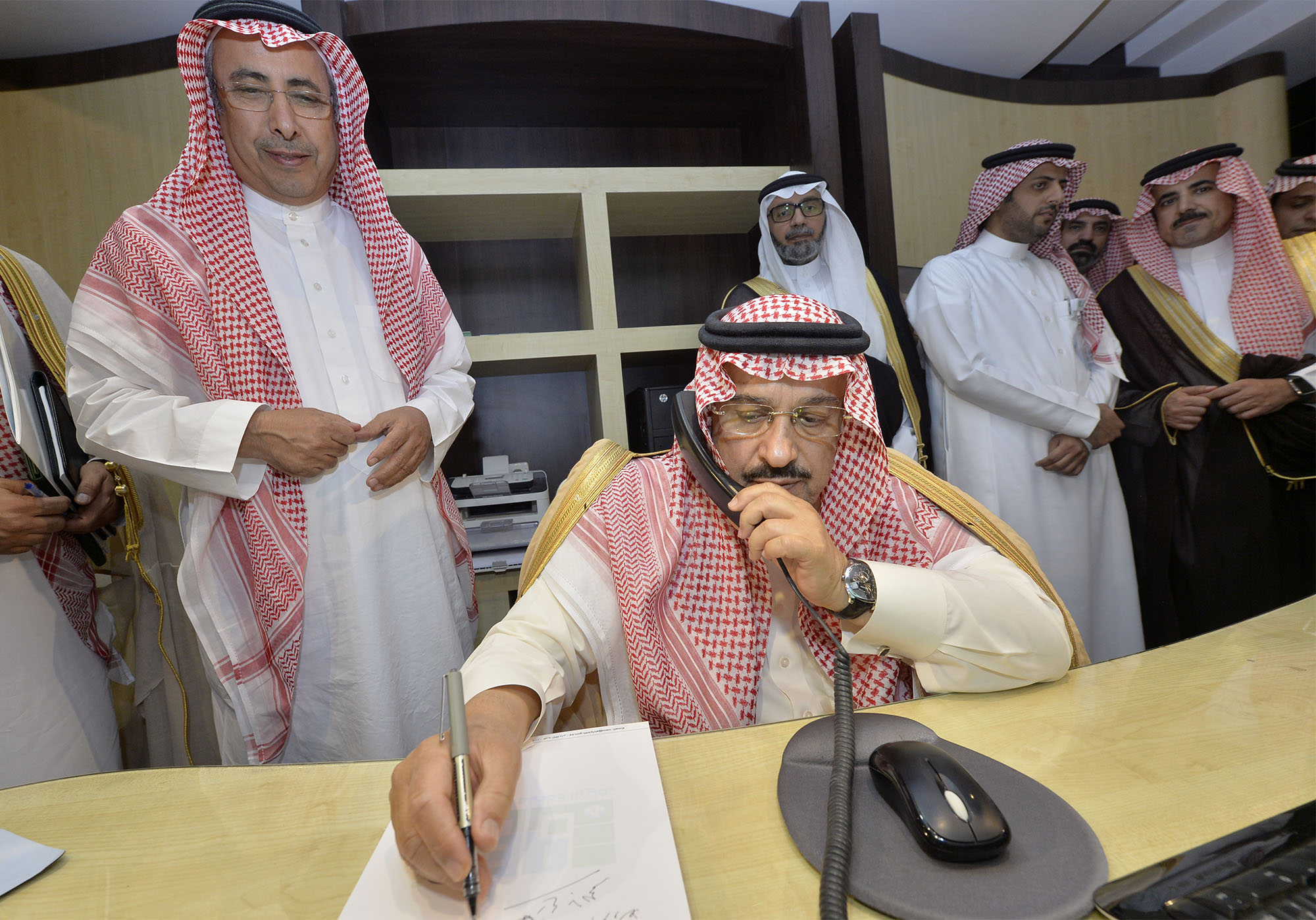 أمير الرياض يزور الأمانة ويستقبل بلاغات المواطنين على 940
