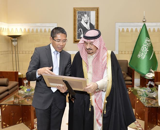 أمير الرياض يستقبل وزير سنغافورة والفوزان والتريكي6