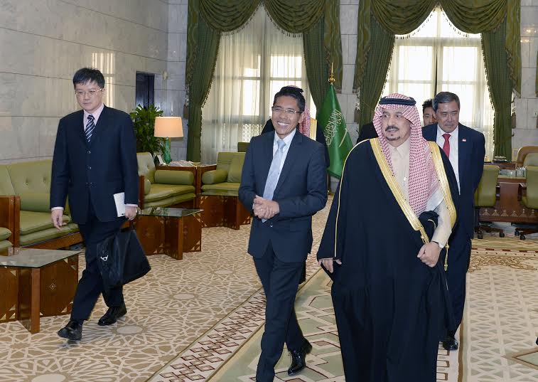 أمير الرياض يستقبل وزير سنغافورة والفوزان والتريكي9
