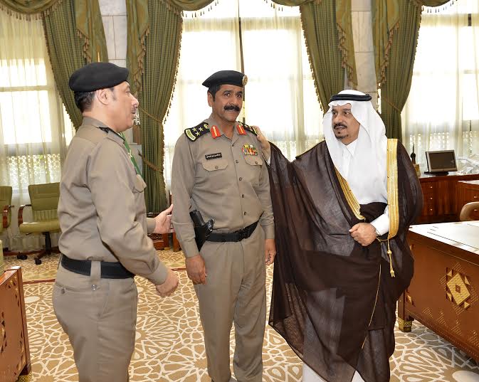 أمير الرياض يقلد الصنداح رتبة لواء1