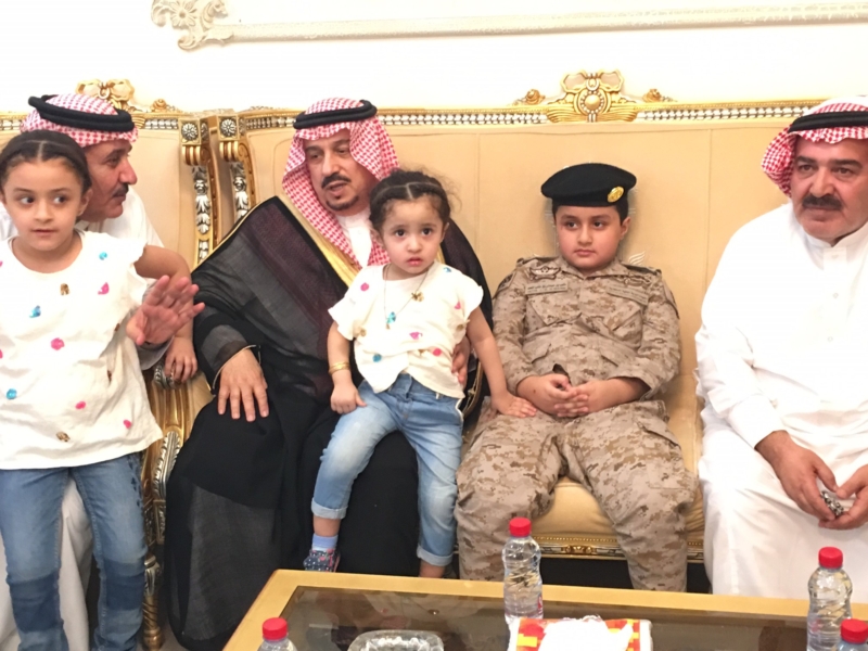 . أمير الرياض يُعزي أسرة الشهيد الملحم (1)
