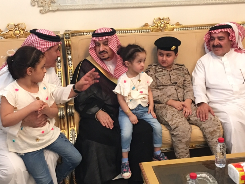 . أمير الرياض يُعزي أسرة الشهيد الملحم (2)