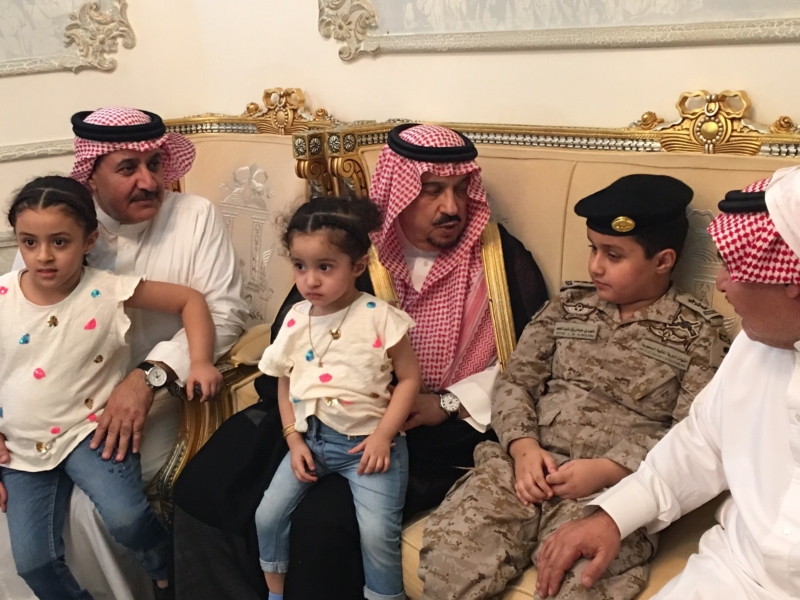 . أمير الرياض يُعزي أسرة الشهيد الملحم (3)