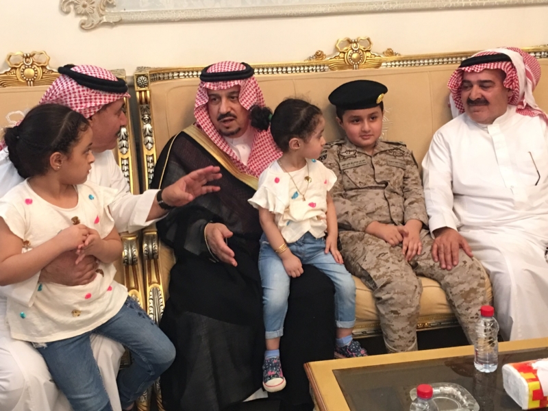 . أمير الرياض يُعزي أسرة الشهيد الملحم (4)