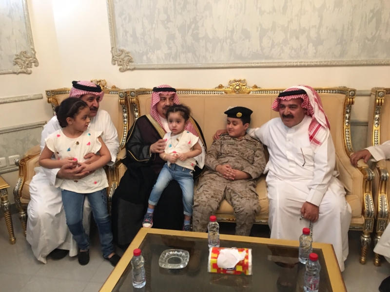 . أمير الرياض يُعزي أسرة الشهيد الملحم (5)