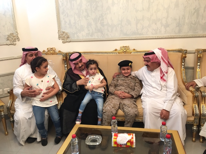 . أمير الرياض يُعزي أسرة الشهيد الملحم (7)