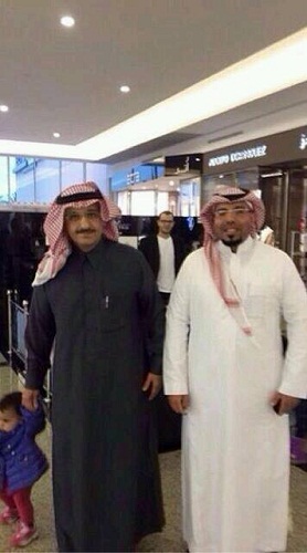 أمير الرياض يتجول في أحد الأسواق بلا مرافقين