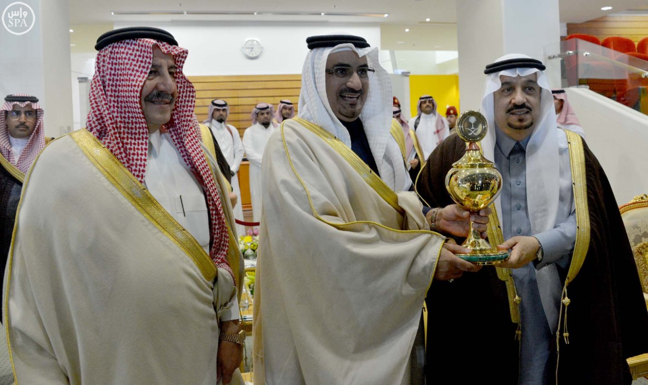 نيابة عن الملك.. أمير #الرياض يسلم جوائز سباق الخيل بالجنادرية.. و”الأوضح” يفوز
