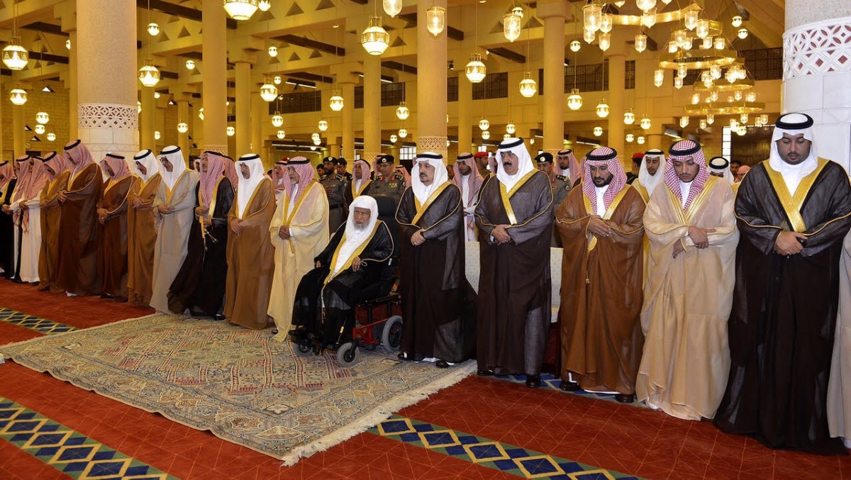 أمير الرياض يؤدي الصلاة على الأميرة مشاعل بنت عبدالمحسن