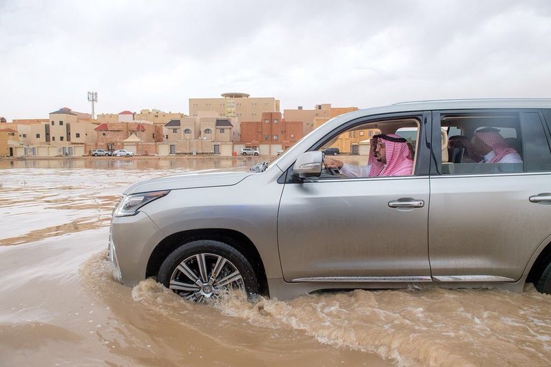 شاهد.. فيصل بن مشعل يقود سيارته أثناء تفقد أمطار بريدة