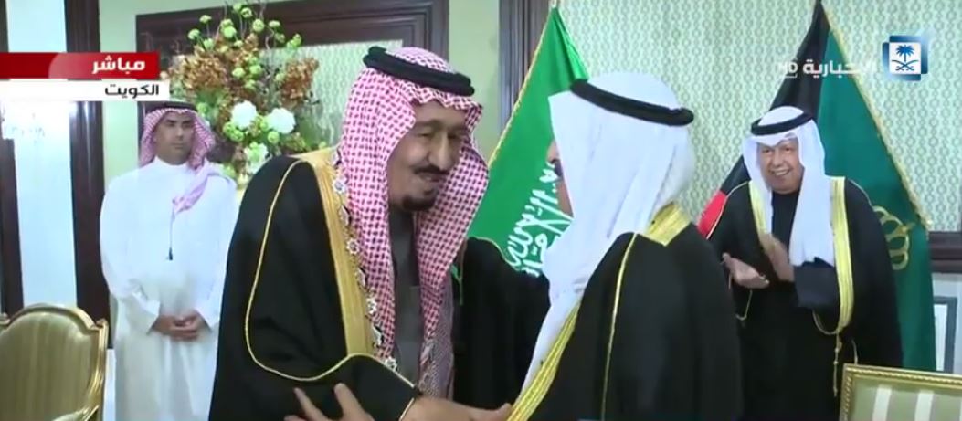 #عاجل .. بالصور.. أمير الكويت يُقلد الملك سلمان قلادة مبارك الكبير
