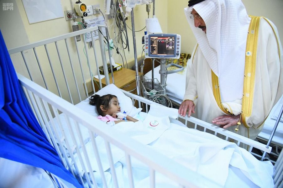 بالصور.. أمير جازان ونائبه يعايدان المرضى بمستشفى الملك فهد