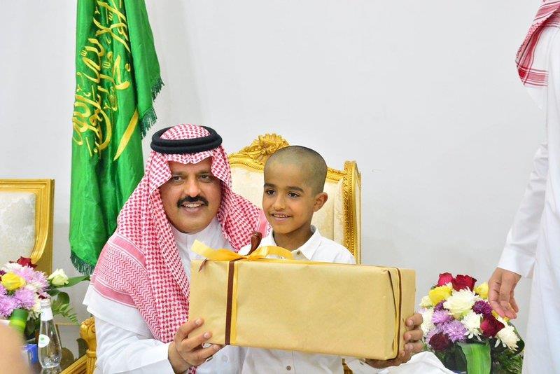 أمير حائل يكرم طفلًا حلق رأسه تضامنًا مع زميله المريض