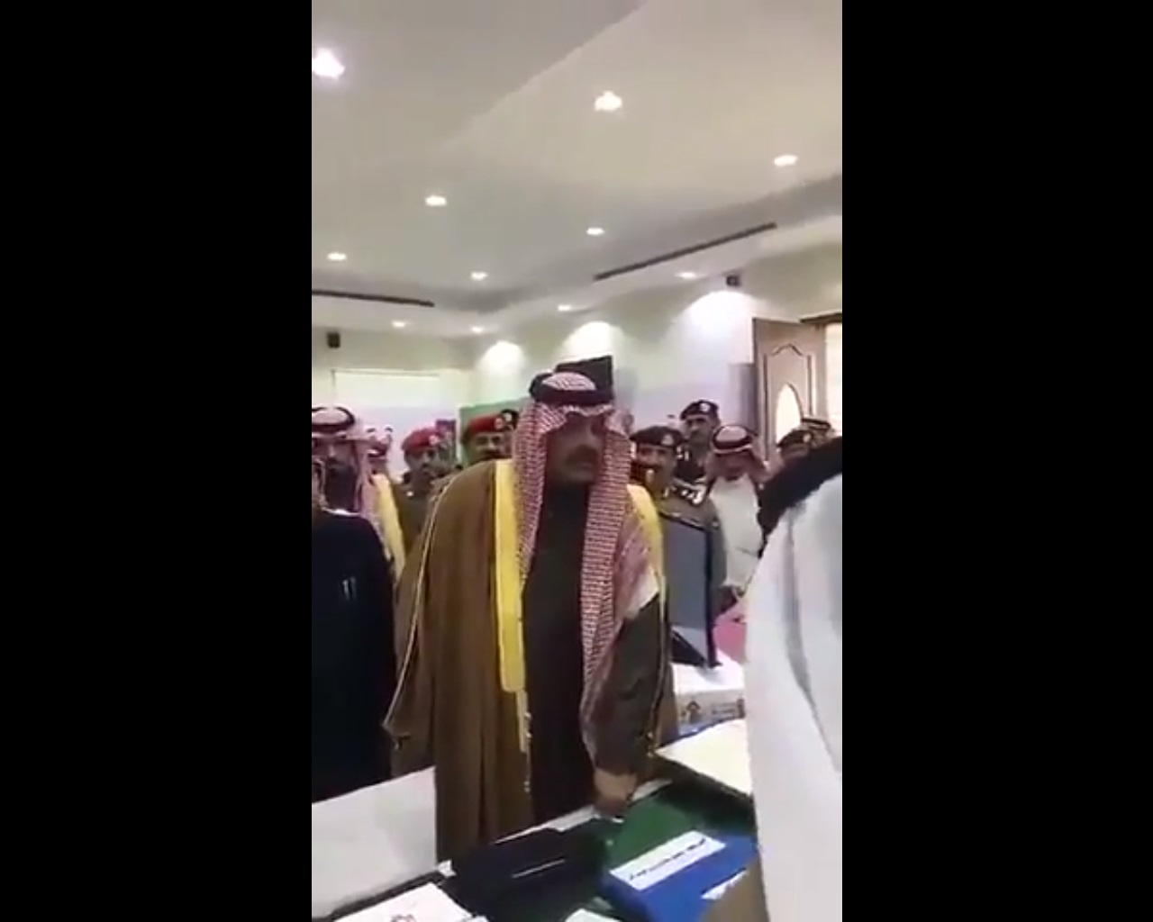 المعلم الكفيف طلب من عبدالعزيز بن سعد تزويجه.. شاهد رد أمير حائل