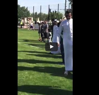 شاهد.. أمير #قطر يلعب الكرة مع الأطفال حافي القدمين