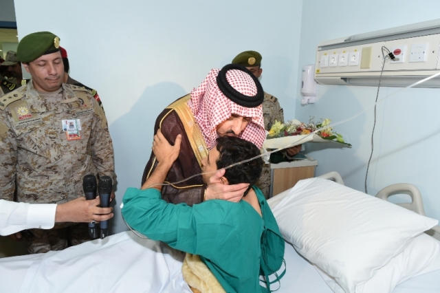 شاهد بالصور .. ‏‫أمير عسير يزور المصابين من أفراد القوات البرية