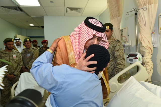 أمير عسير ينقل تحيات الملك سلمان للمصابين من القوات البرية