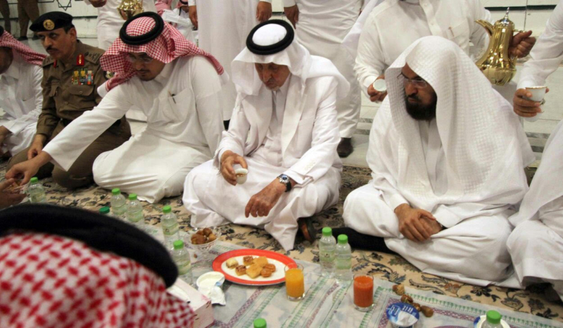 أمير مكة يشارك مدنيين وعسكريين الإفطار ‫(332712741)‬ ‫‬