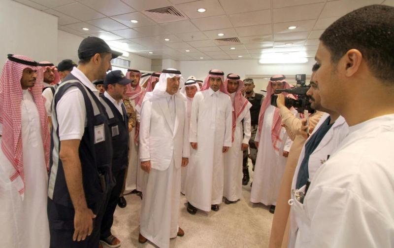 أمير مكة يشارك مدنيين وعسكريين الإفطار ‫(332712742)‬ ‫‬