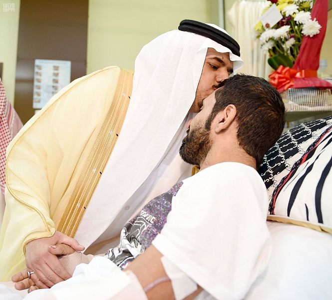أمير الرياض بالنيابة لمصابي الأمن: أنتم فخر للدين والوطن تواجهون على حق وتذودون بكل شجاعة وبسالة
